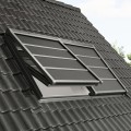 Markiza-zaciemniająca-Velux-SSS-CK02-0000S-(55x78-cm)-zasilana-solarnie-nie-wymaga-doprowadzenia-przewodów-zaciemnienie-i-redukcja-nagrzewania.jpg