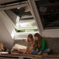 Markiza-zaciemniająca-Velux-SSS-MK06-0000-(78x118-cm)-zasilana-solarnie-nie-wymaga-doprowadzenia-przewodów-zaciemnienie-i-redukcja-nagrzewania.jpg