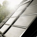 Markiza-zaciemniająca-Velux-SSS-PK08-0000-(94x140-cm)-zasilana-solarnie-nie-wymaga-doprowadzenia-przewodów-zaciemnienie-i-redukcja-nagrzewania.jpg