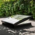 Okno-do-dachu-płaskiego-otwierane-elektrycznnie-Velux-CVP-0573U-(150x150-cm).jpg