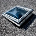 Okno-do-dachu-płaskiego-otwierane-elektrycznie-antywłamaniowe-Velux-CVP-0673Q-(90x90-cm).jpg