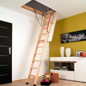 Schody Strychowe FAKRO LWK Plus (60x94/280 cm) z drewnianą drabinką i poręczą, U=1,1 W/m²K