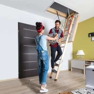 Schody Strychowe FAKRO LWT (80x120/280 cm) z drewnianą drabinką i poręczą, supertermoizolacyjne, U=0,51 W/m²K